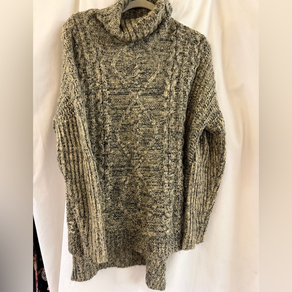 Cozy Cable Knit Sweater - Gray